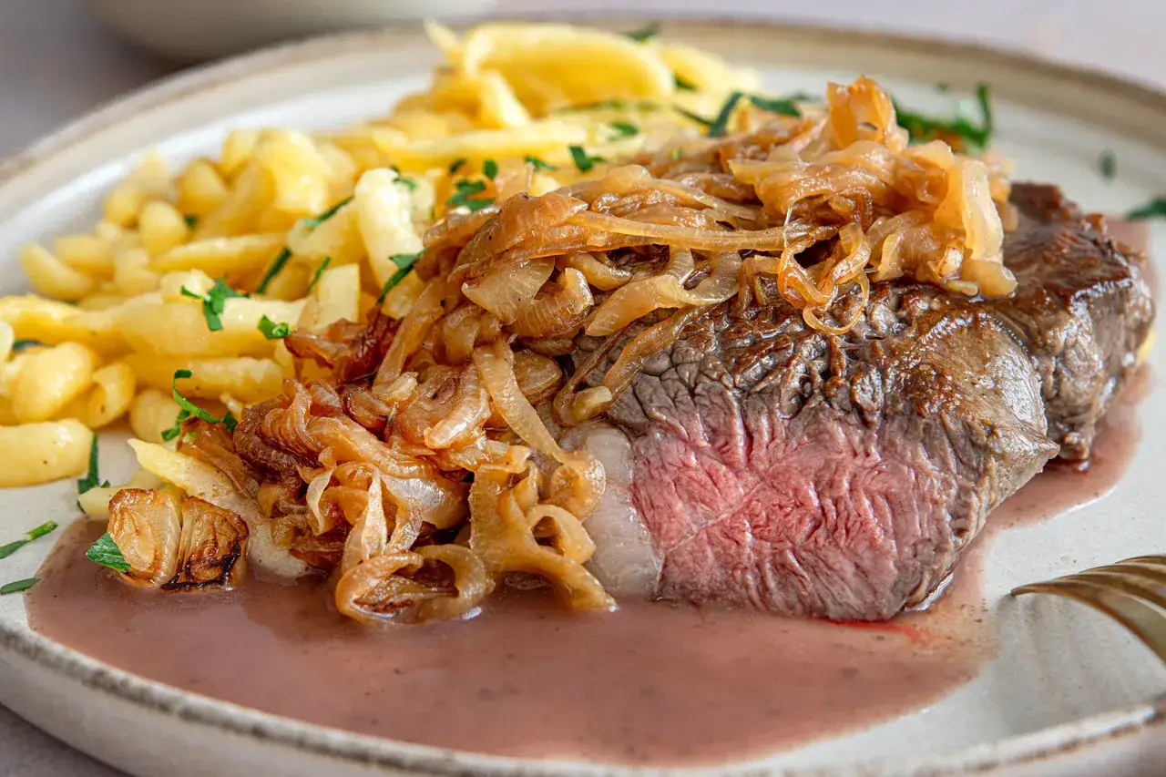 Saftiger Rinderbraten mit karamellisierten Zwiebeln und Sp&auml;tzle, wie bei Omas Zwiebelrostbraten.