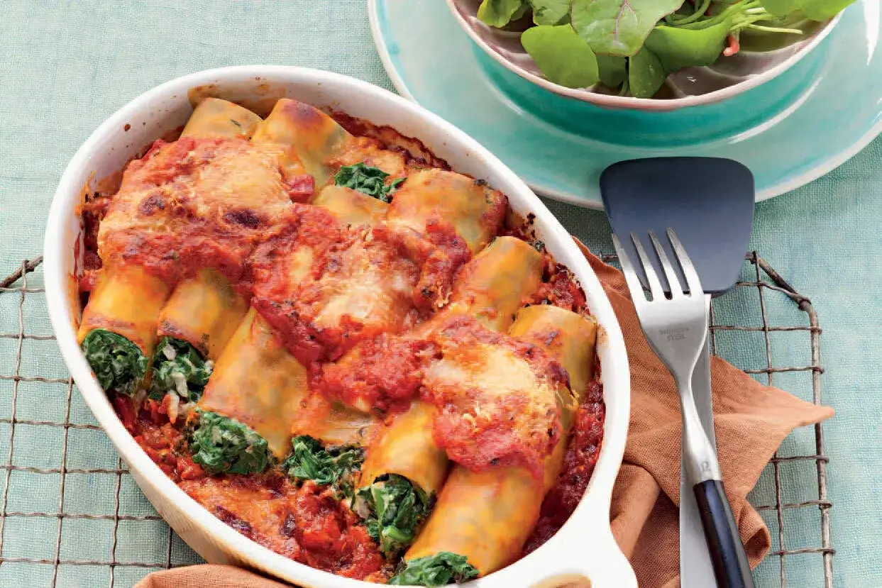 Cannelloni Ricotta-Spinat, ein italienischer Genuss, &uuml;berbacken mit Tomatensauce und K&auml;se.