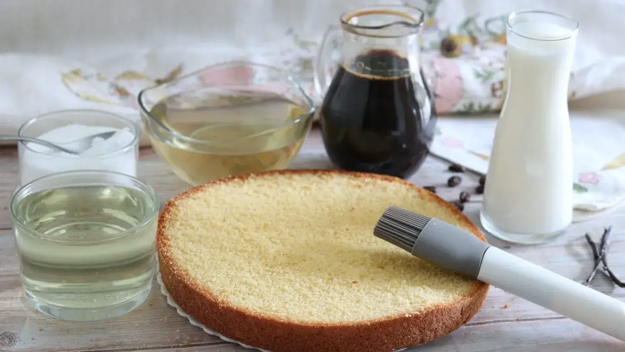 Pan di spagna pronto per essere bagnato con sciroppo, caff&egrave; e latte. Ingredienti per una torta deliziosa.