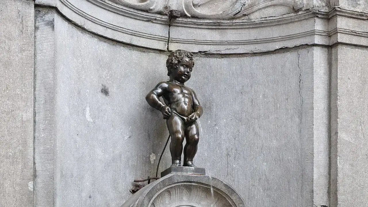 El Manneken Pis, un ícono que ver en Bruselas, orina en su fuente.