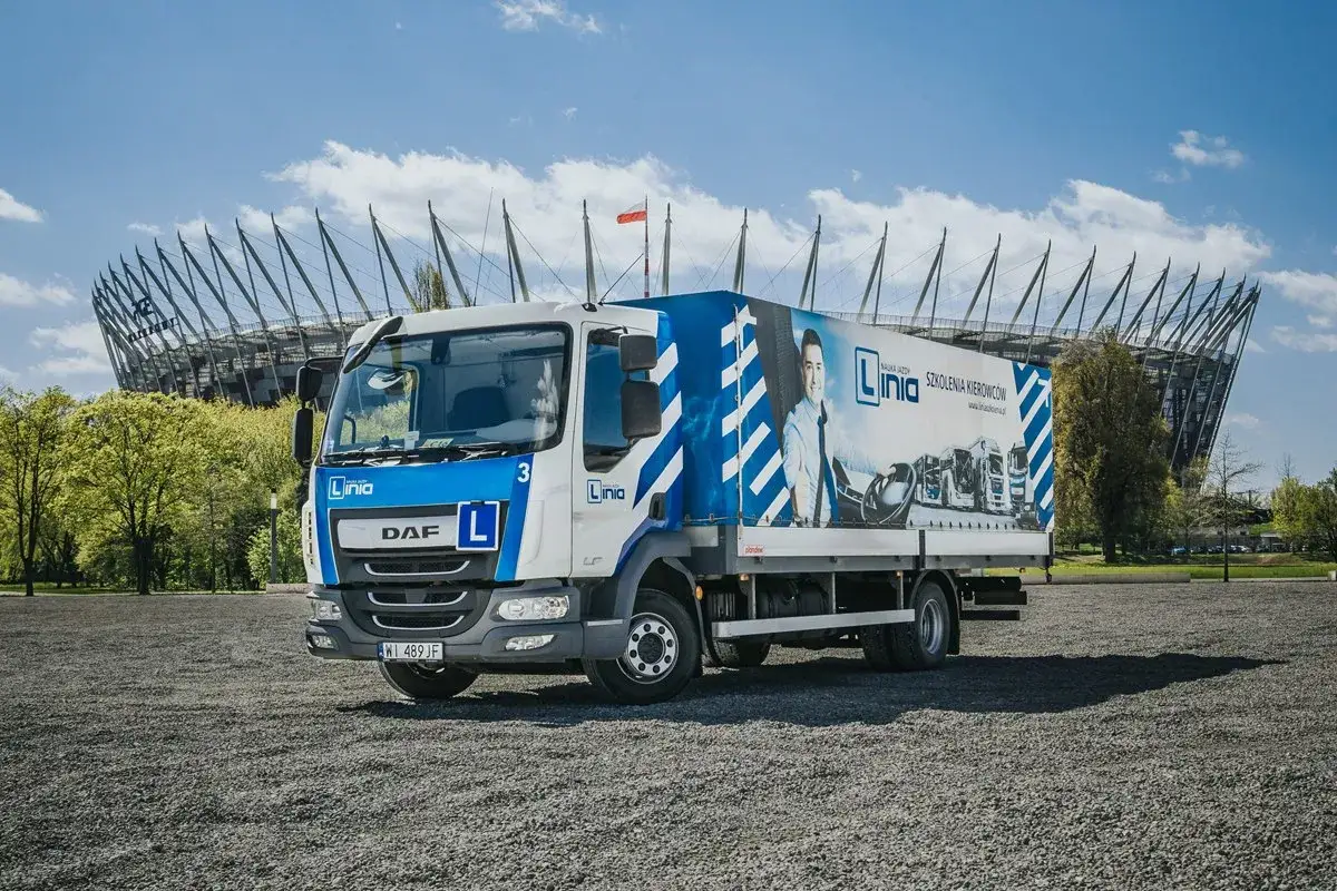 Ciężarówka DAF z literą 