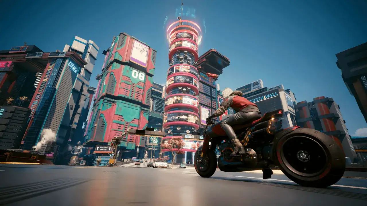 Motociclista en Night City, un vistazo a la **gu&iacute;a Cyberpunk 2077** con rascacielos futuristas y luces de ne&oacute;n.