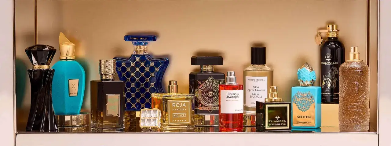 Kolekcja luksusowych perfum, od klasycznych po te z ogonem, w ozdobnych flakonach.