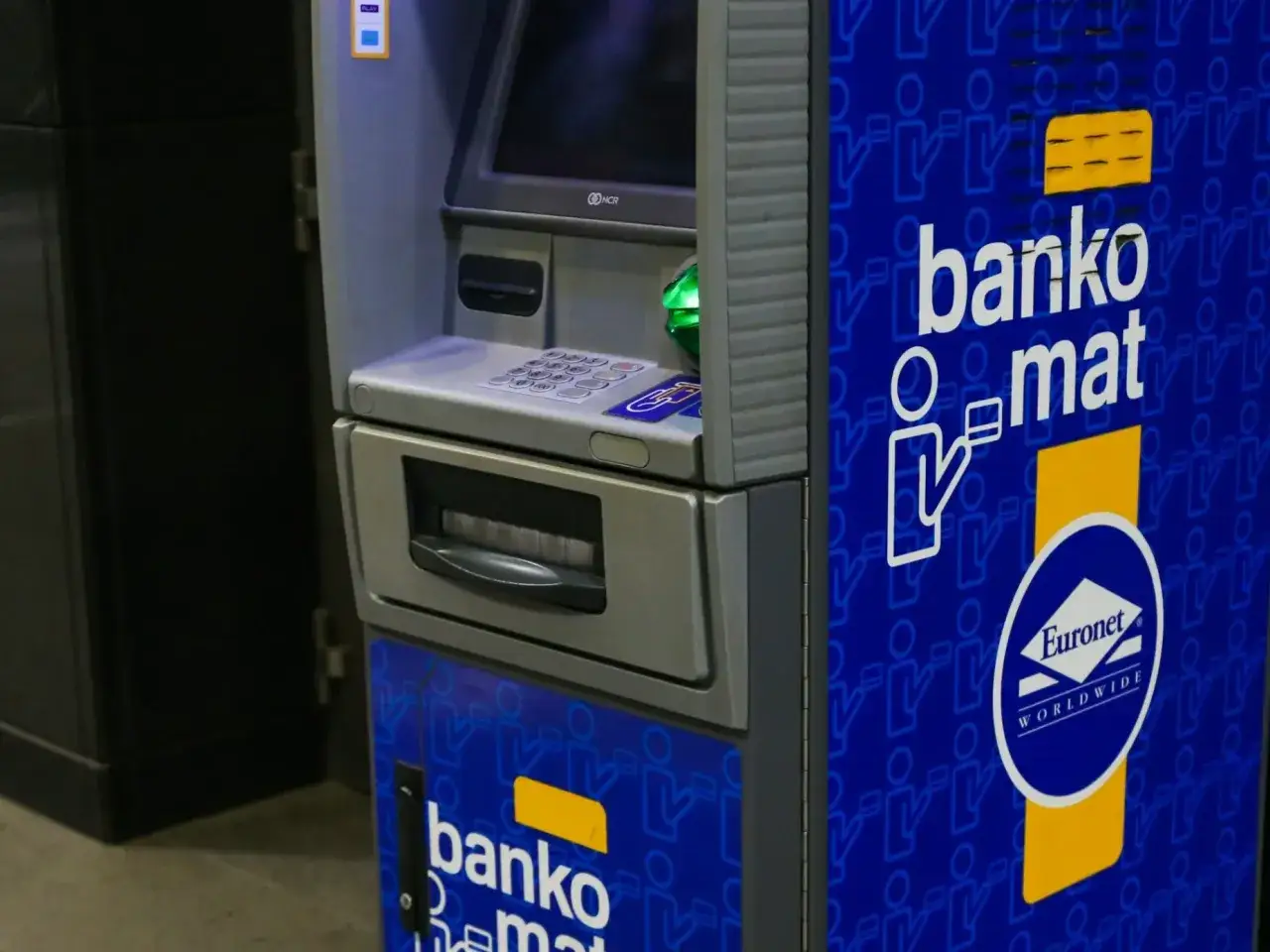 Bankomat Euronet, idealny dla klientów mBanku, oferuje szybkie wypłaty gotówki.
