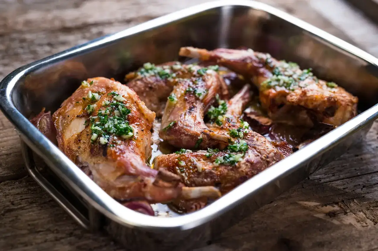 Auswahl an frischen Kr&auml;utern und Gew&uuml;rzen f&uuml;r Kaninchenbraten