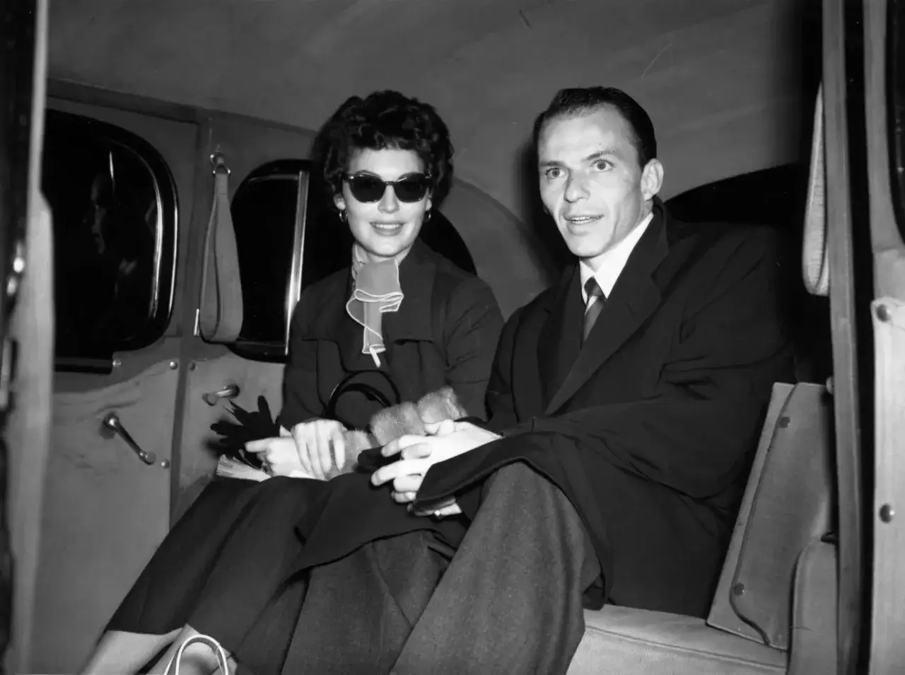 Ava Gardner i Frank Sinatra w samochodzie. Plotki branżowe sugerują tajemnicze powiązania znanej aktorki z włoską mafią.