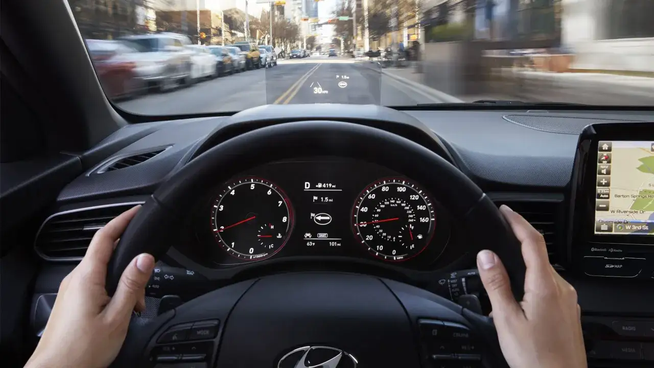Il head up display cos'&egrave;? Mostra velocit&agrave; e navigazione sul parabrezza, per una guida pi&ugrave; sicura e immersiva.