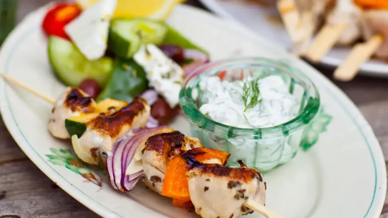 Grillade kycklingspett med gr&ouml;nsaker och tzatziki. Perfekt med en god souvlaki krydda f&ouml;r extra smak.