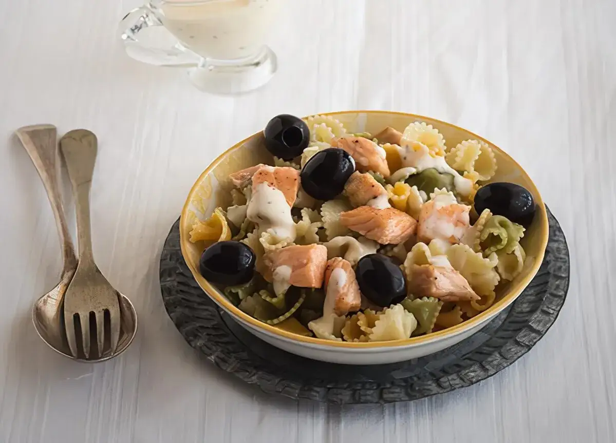 Deliciosa pasta con salm&oacute;n, aceitunas negras y aderezo cremoso. Un plato colorido y sabroso.