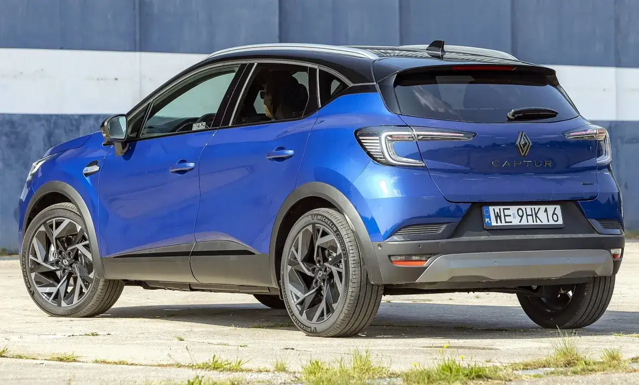 Niebieski Renault Captur z czarnym dachem, nowoczesnymi światłami i felgami. Sprawdź aktualną renault captur cena.