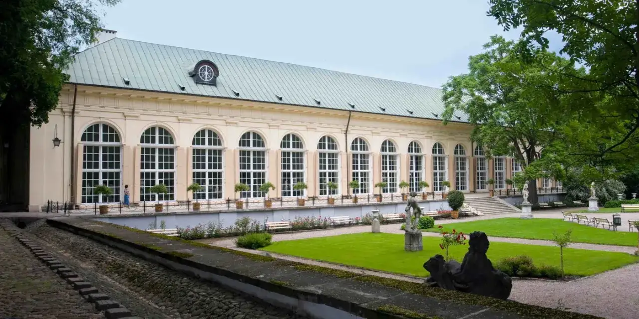 Pałac na Wyspie w Łazienkach Kr&oacute;lewskich to idealne miejsce, by dowiedzieć się, co zwiedzić w Warszawie z dziećmi. Piękny ogr&oacute;d i zabytki zachwycą całą rodzinę.