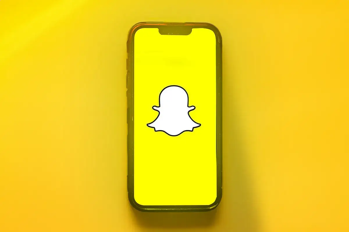 Telefon z logo Snapchata. Chcesz wiedzieć, jak odzyskać dni na Snapie? Sprawdź to!