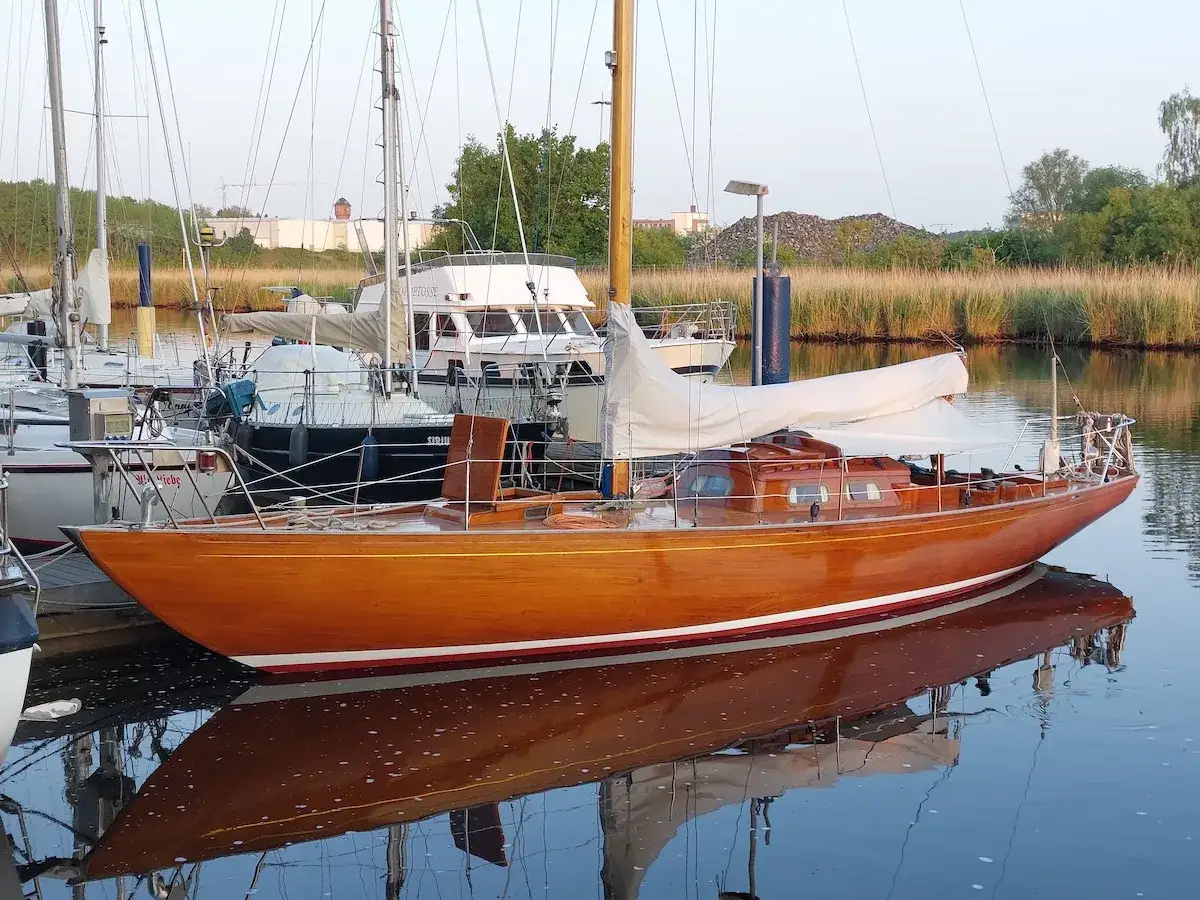 Eine glänzende Holz-Segelyacht, die