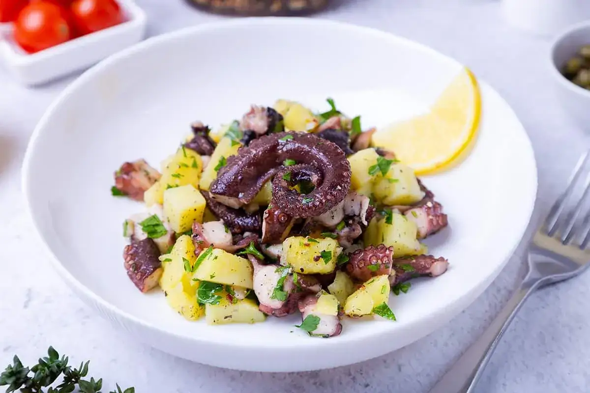 Delicioso salpic&oacute;n de pulpo con patatas, perejil y un toque de lim&oacute;n. Un plato fresco y lleno de sabor.