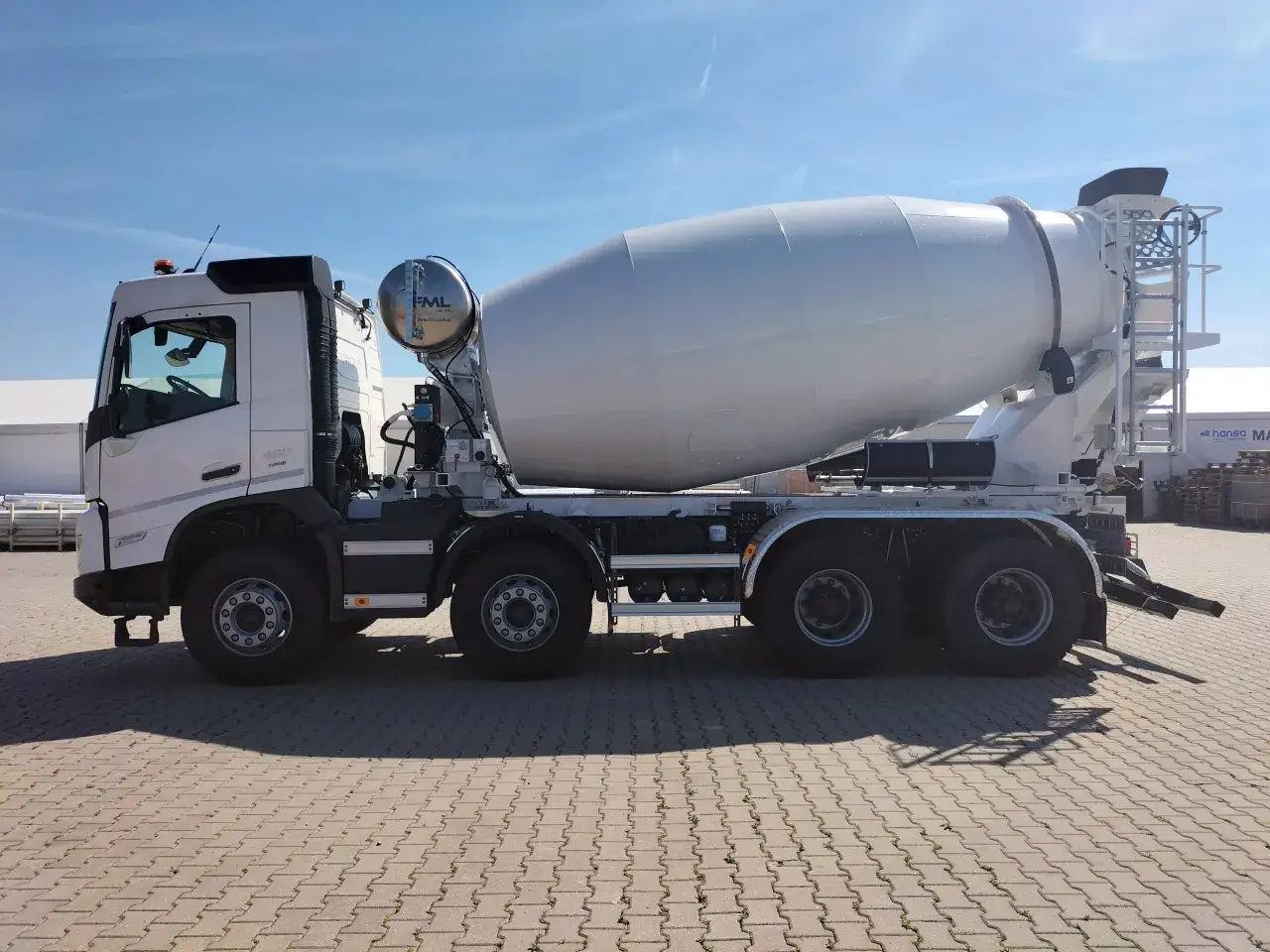 Biała gruszka betonu na podwoziu ciężarówki, gotowa do transportu materiału budowlanego. Pojemność gruszki to 9 m3.