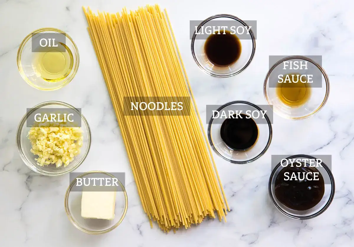 Ingredienser f&ouml;r nudlar recept: spaghetti, olja, vitl&ouml;k, sm&ouml;r, ljus och m&ouml;rk soja, fisks&aring;s och ostrons&aring;s.