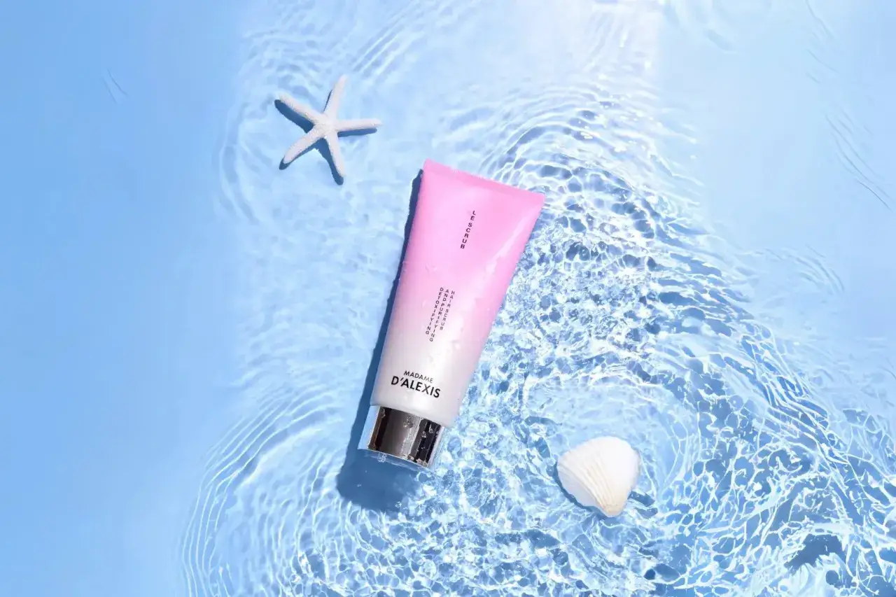 Un tube de gommage rose et blanc,