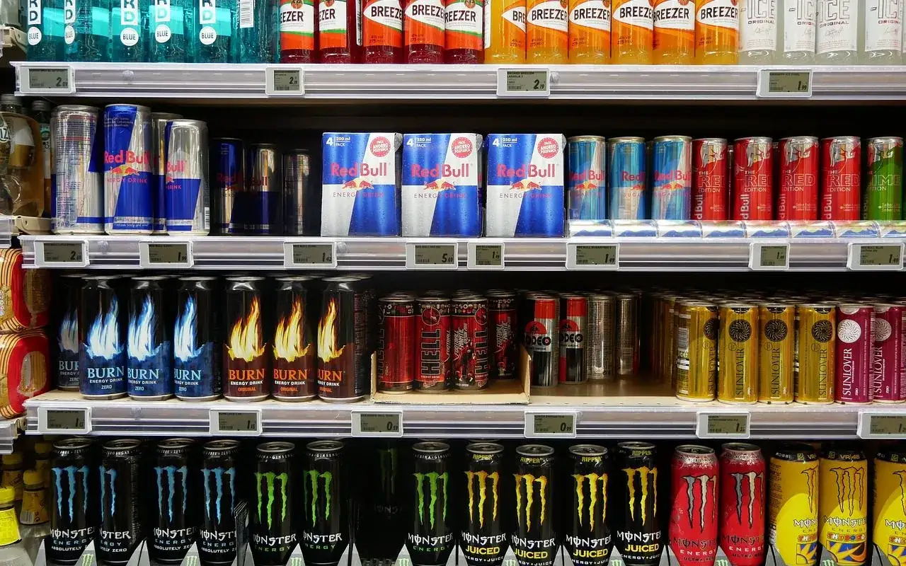 P&oacute;łki sklepowe uginają się od napoj&oacute;w energetycznych. To przykład merchandisingu, czyli sztuki prezentacji produkt&oacute;w, by zachęcić do zakupu.