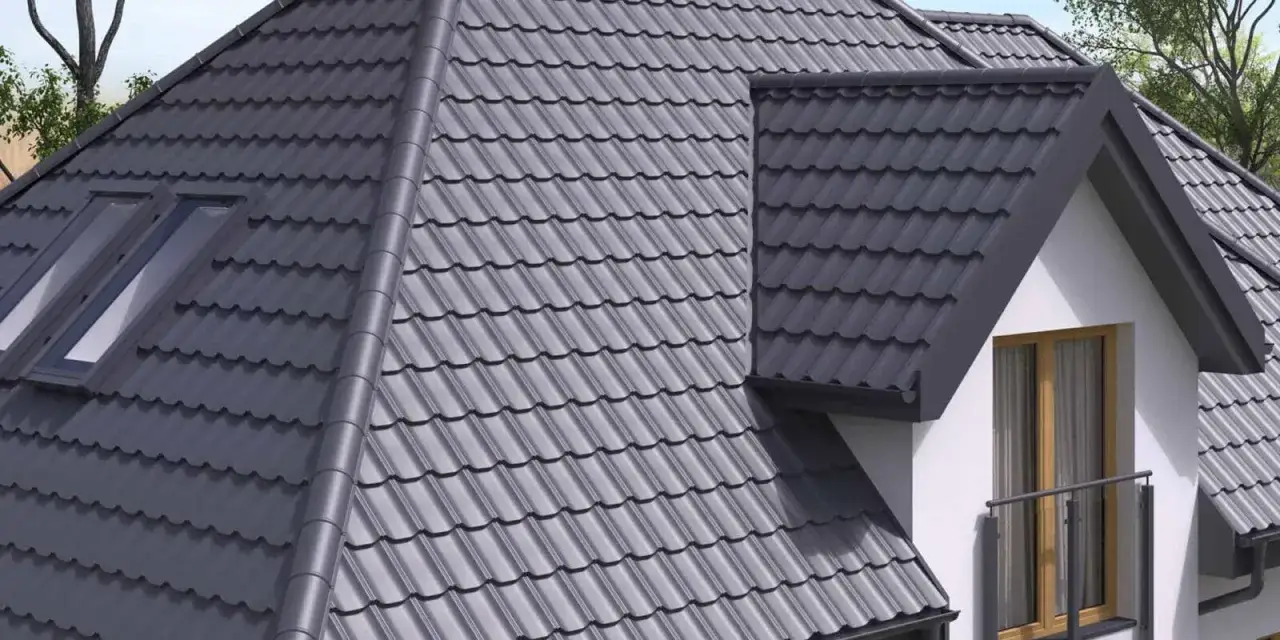 Szary dach z dachówki ceramicznej, przypominającej łuski gąsiora, z lukarnami i balkonem.