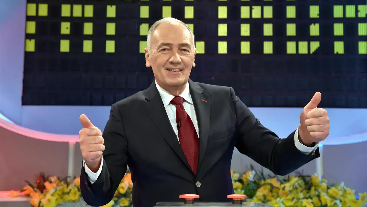 Uśmiechnięty prowadzący Familiady z kciukami w górze, gdy czegoś nie usłyszymy, pewnie pyta: