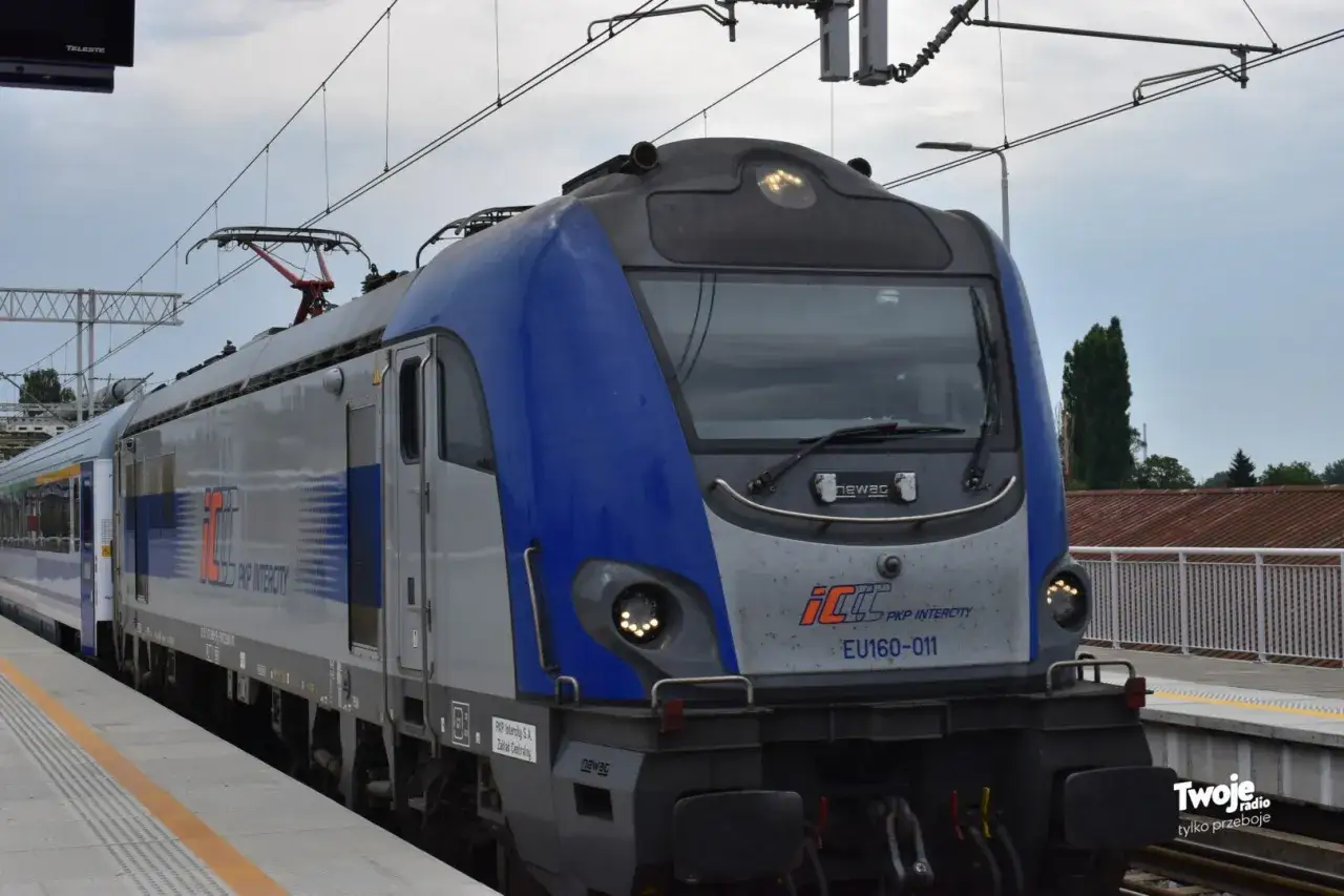 IC Mewa, lokomotywa EU160-011 PKP Intercity, stoi na peronie.