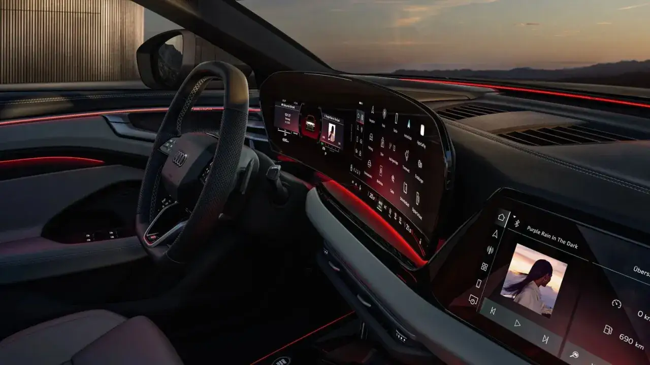 Moderner audi a6 innenraum mit großem Touchscreen-Display und Ambientebeleuchtung. Das Lenkrad ist im Fokus.