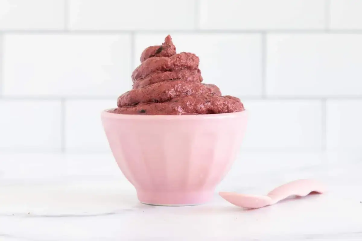 Beeren-Eiscreme in einer rosa Schale, perfekt f&uuml;r ein Eis-Baby ab wann es Beikost bekommt.