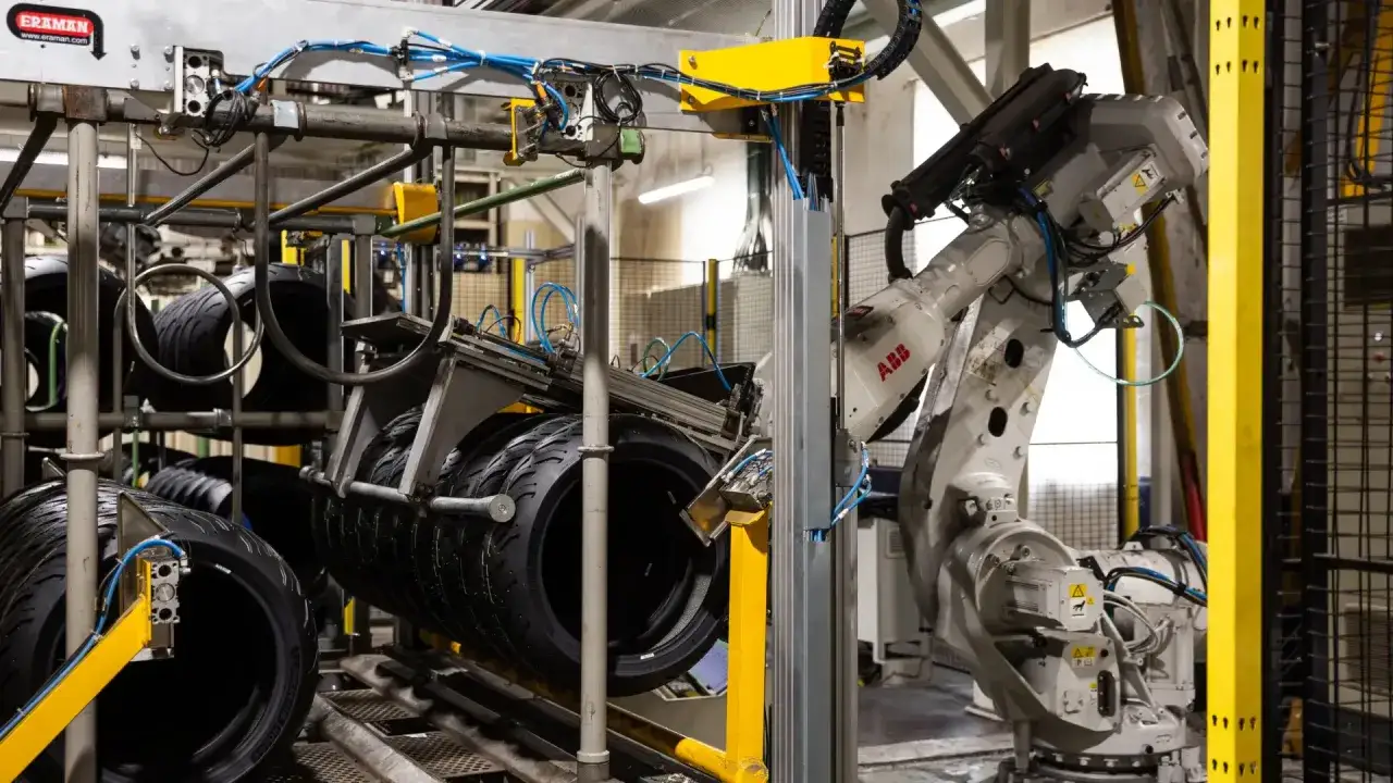 Brazo robótico ABB manipula neumáticos Michelin en planta de Lasarte.