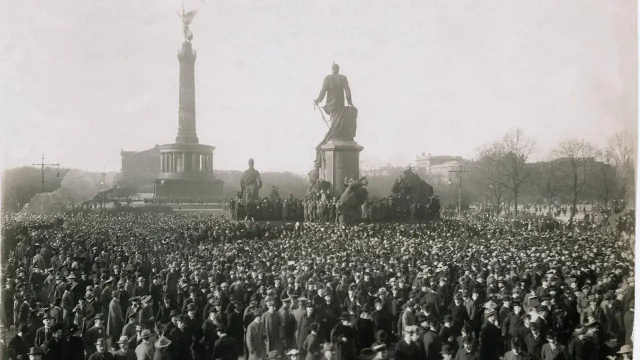Menschenmenge vor dem Siegess&auml;ule-Denkmal in Berlin, ein Symbol der revolution&auml;ren Stimmung der Revolution 1918.