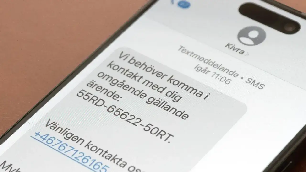 SMS från Kivra varnar för att kontot kan vara hackat. Uppmanar till omedelbar kontakt gällande ett ärende.