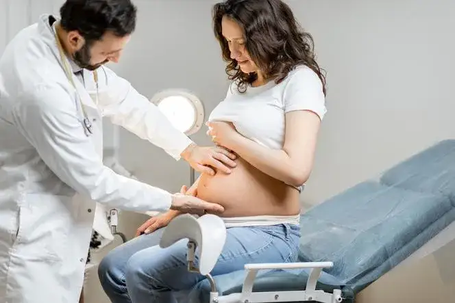 kobieta w ciąży u lekarza ginekologa