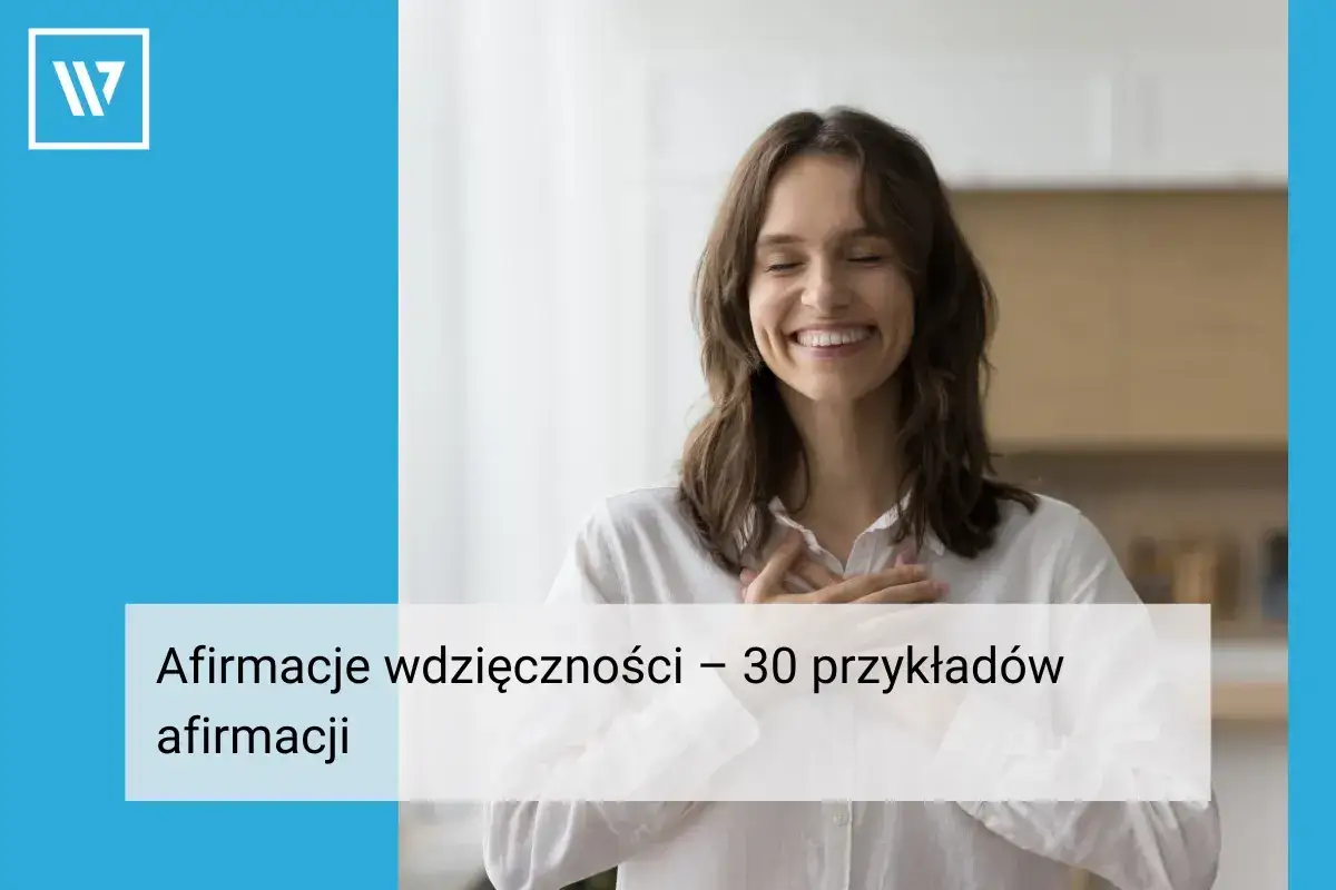 Uśmiechnięta kobieta z dłońmi na sercu, czuje wdzięczność. Oto afirmacje wdzięczności &ndash; 30 przykład&oacute;w.