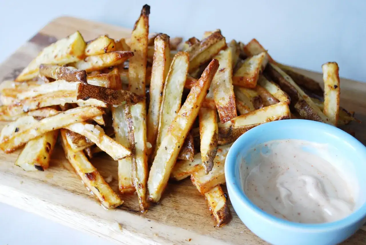 Chrupiące frytki z airfryera, idealne do dipa. Proste airfryer przepisy po polsku to klucz do sukcesu!