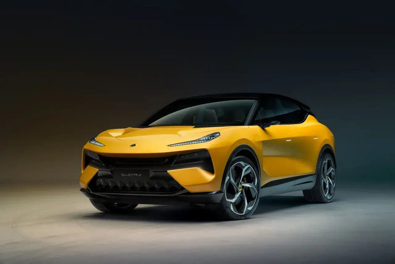 Żółty Lotus Eletre, elektryczny SUV o sportowej sylwetce, prezentuje się dynamicznie na tle ciemnego tła.
