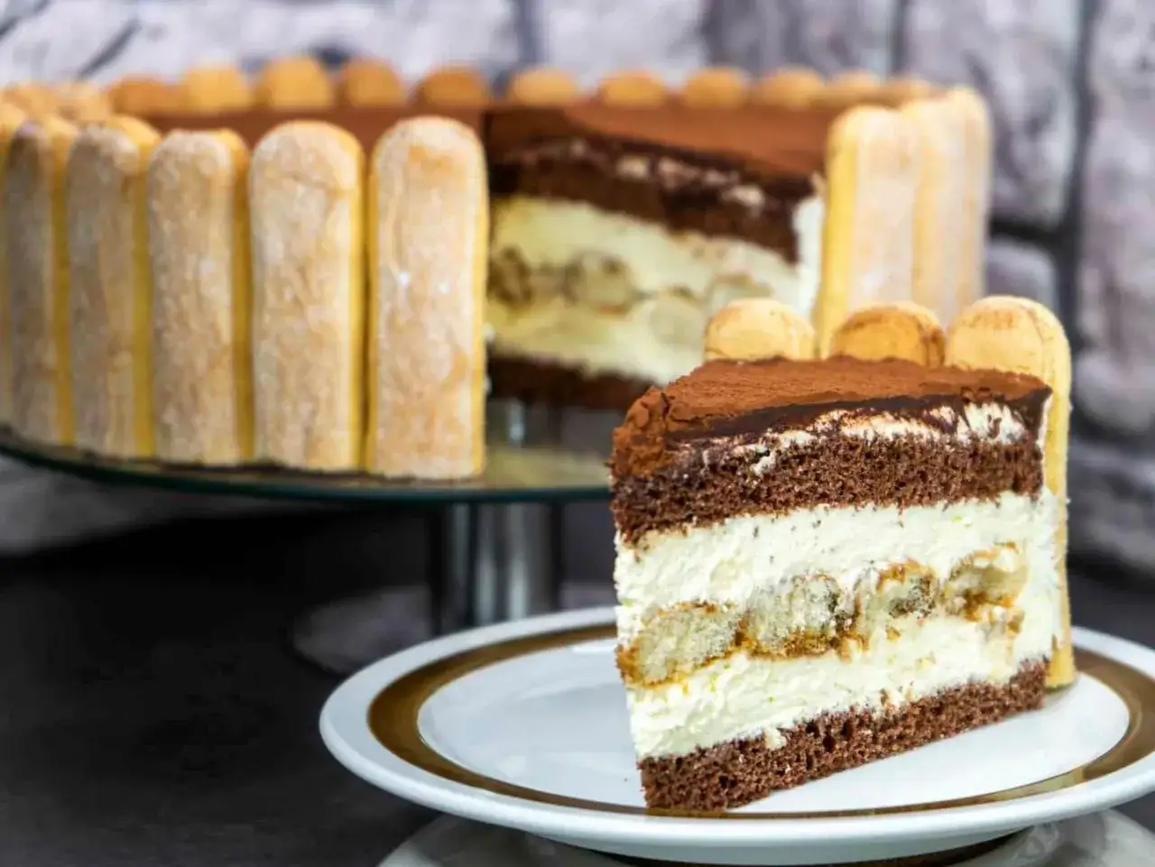 Ein St&uuml;ck k&ouml;stliche Tiramisu Torte mit L&ouml;ffelbiskuits und Kakao best&auml;ubt.