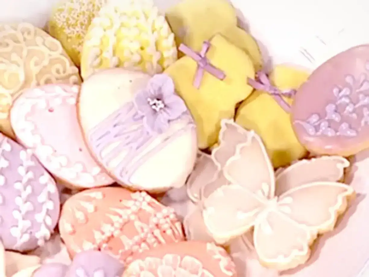 Vackra påskkakor dekorerade med mönster och blommor. Ett perfekt recept på royal icing för påskbaket.