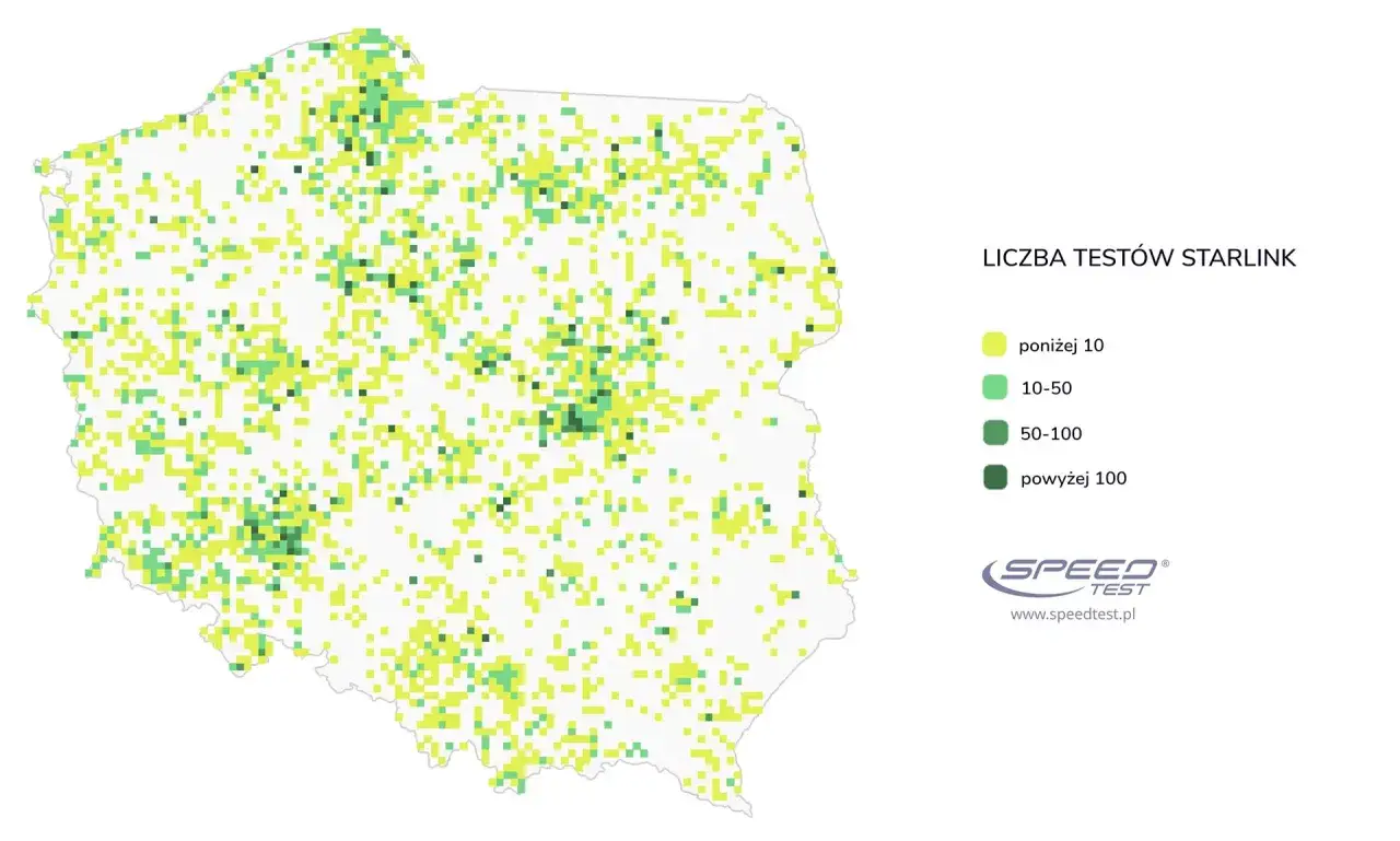 Mapa Polski z zaznaczonymi obszarami o różnej liczbie testów satelitów Starlink. Kolory wskazują na gęstość testów: od żółtego (poniżej 10) do ciemnozielonego (powyżej 100).