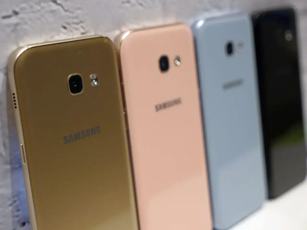 Złoty, różowy, niebieski i czarny Samsung sm-a520f ustawione obok siebie.