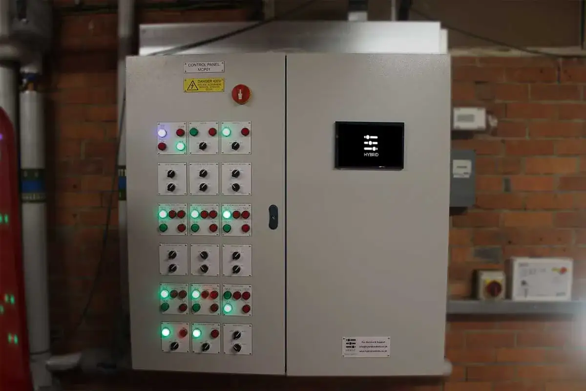 Panel sterowania z wieloma przyciskami i wskaźnikami LED. Wyświetlacz pokazuje 