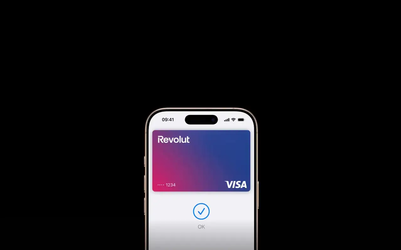 Karta Revolut na ekranie telefonu, potwierdzenie płatności. Czy Revolut jest darmowy? Podstawowe konto jest, ale sprawdź szczegóły.