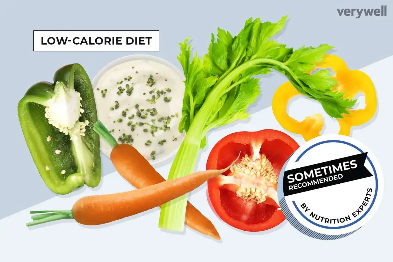 Warzywa i dip, idealne do diety 1500 kcal. Czerwona i zielona papryka, marchewki, seler i sos.
