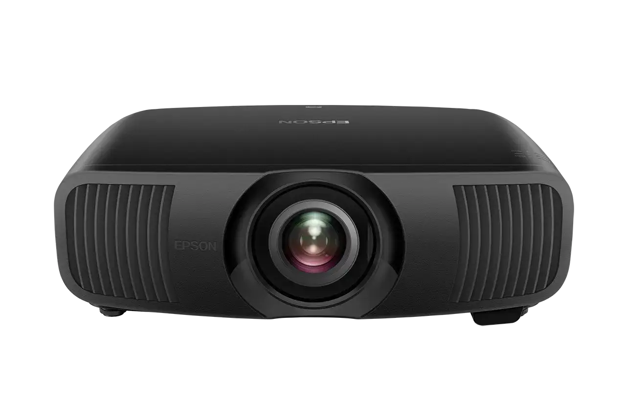 Czarny projektor Epson z obiektywem pośrodku. Idealny, jeśli zastanawiasz się, jaki projektor do domu wybrać.