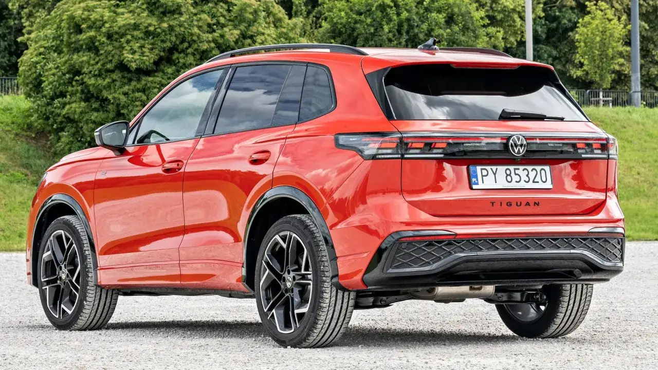 Czerwony Volkswagen Tiguan, zgrabny SUV, idealny na rodzinne wycieczki. Sprawdź aktualną volkswagen tiguan cena!