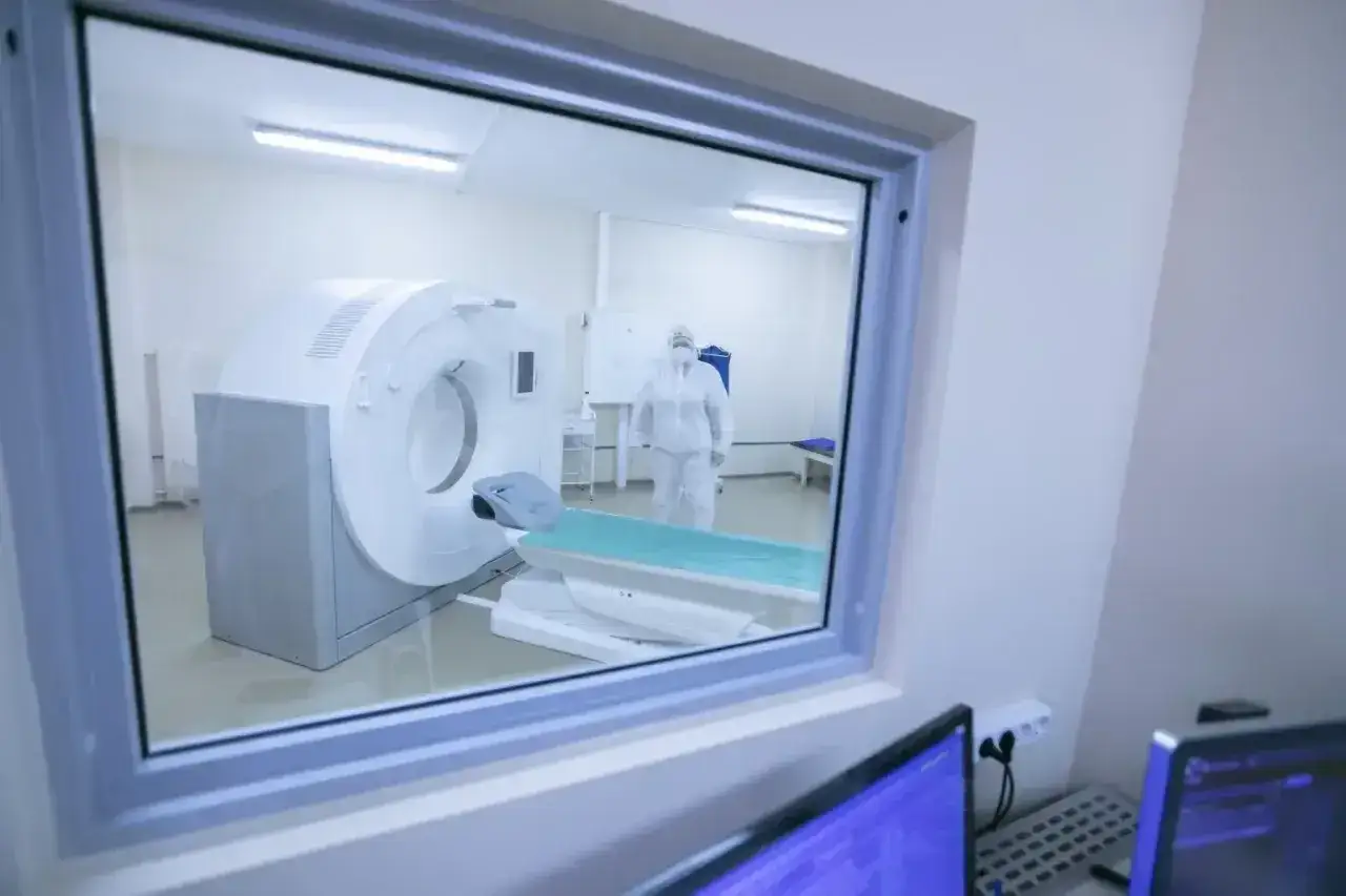 Nowoczesny gabinet rezonansu magnetycznego. Sprawdź rezonans magnetyczny - cennik i umów się na badanie.