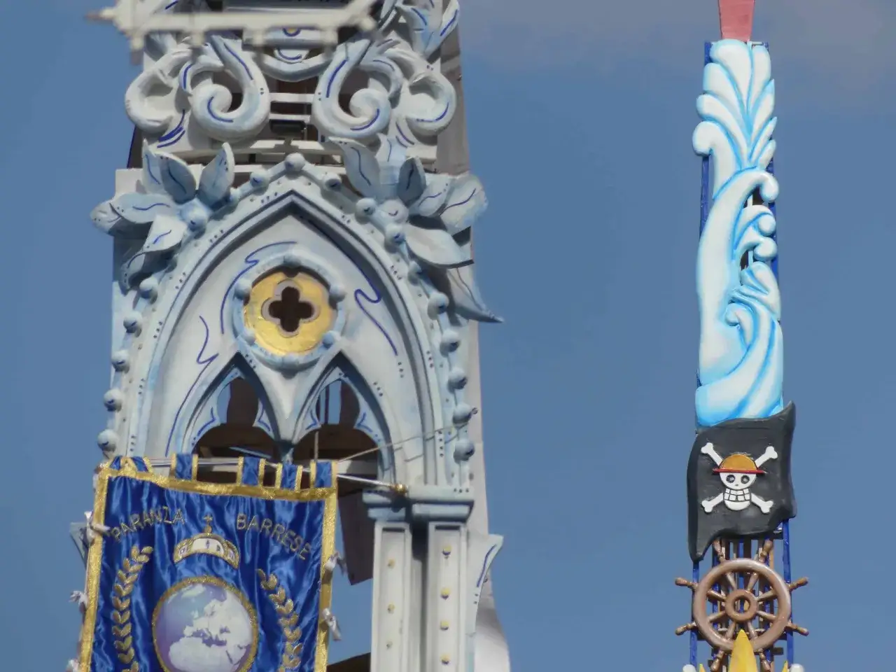 Dettagli architettonici e un vessillo blu con globo terrestre, parte della festa dei gigli barra.