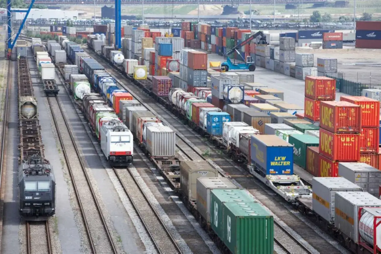 G&uuml;terz&uuml;ge mit vielen Containern, die das cargo meaning von globalem Handel und Logistik veranschaulichen.