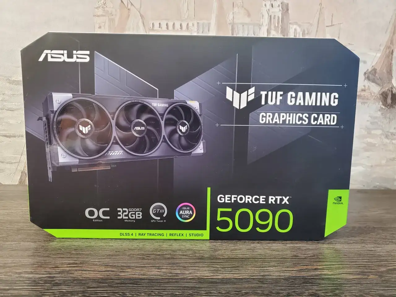 Pudełko karty graficznej ASUS TUF GAMING GeForce RTX 5090, idealne do gier i tworzenia treści. Sprawdź ranking kart graficznych w grach!