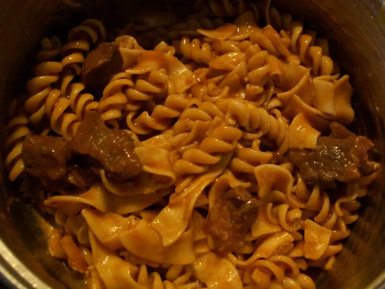 Herzhaftes Gulasch mit Nudeln, ein Klassiker, der immer schmeckt.
