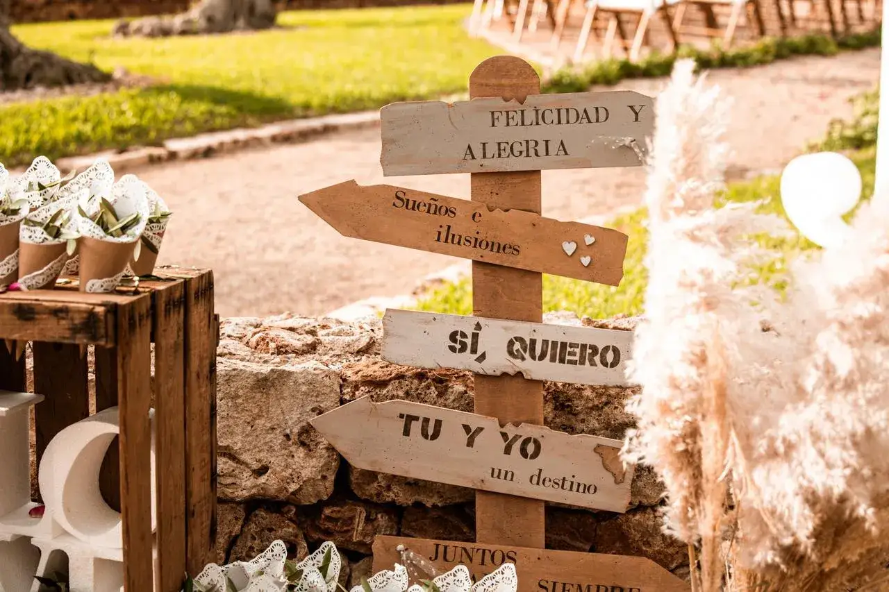 Se&ntilde;alizaci&oacute;n r&uacute;stica con frases rom&aacute;nticas, como 