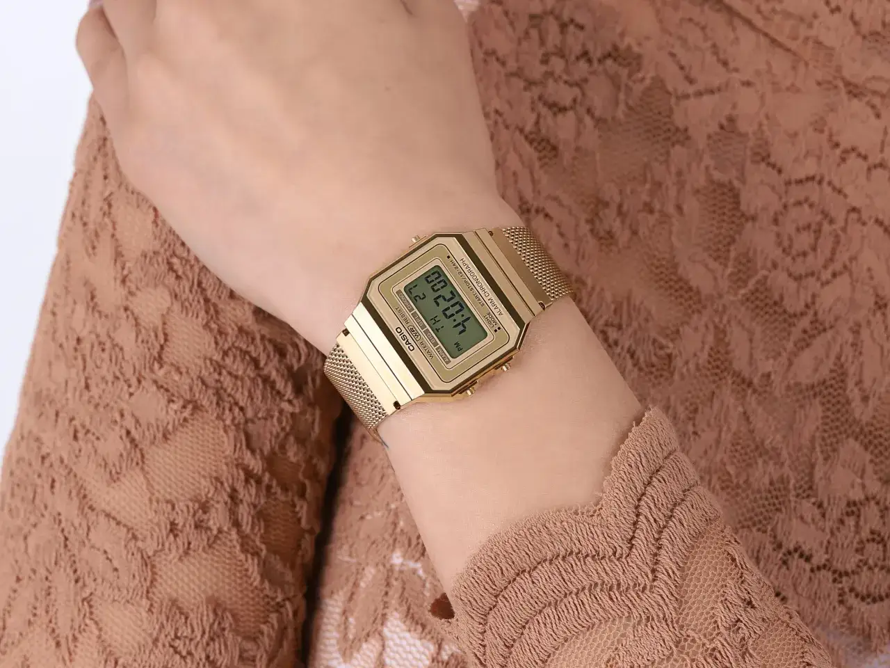 Stylizacje z złotym zegarkiem Casio
